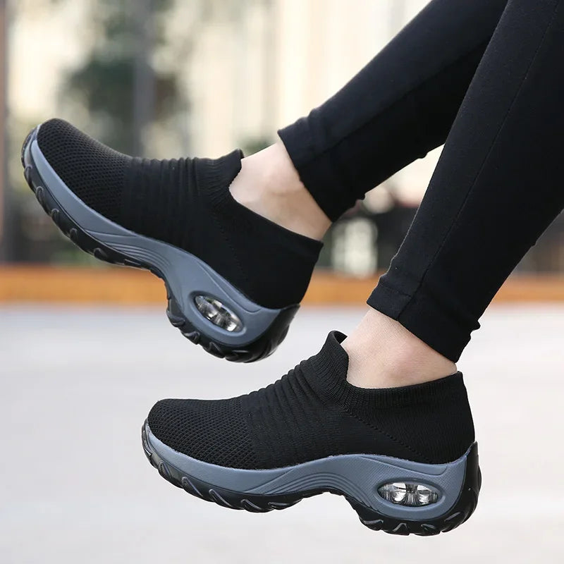 Women’s Breathable Mesh Slip-On Sneakers – Lightweight Casual Running Shoes with Cushioned Rubber Sole (Spring/Autumn)