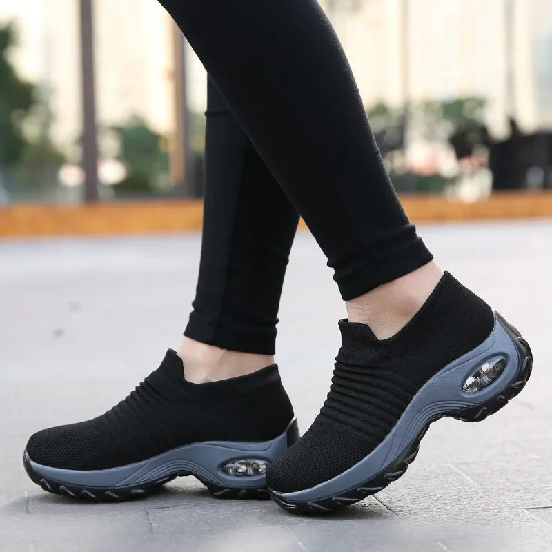 Women’s Breathable Mesh Slip-On Sneakers – Lightweight Casual Running Shoes with Cushioned Rubber Sole (Spring/Autumn)