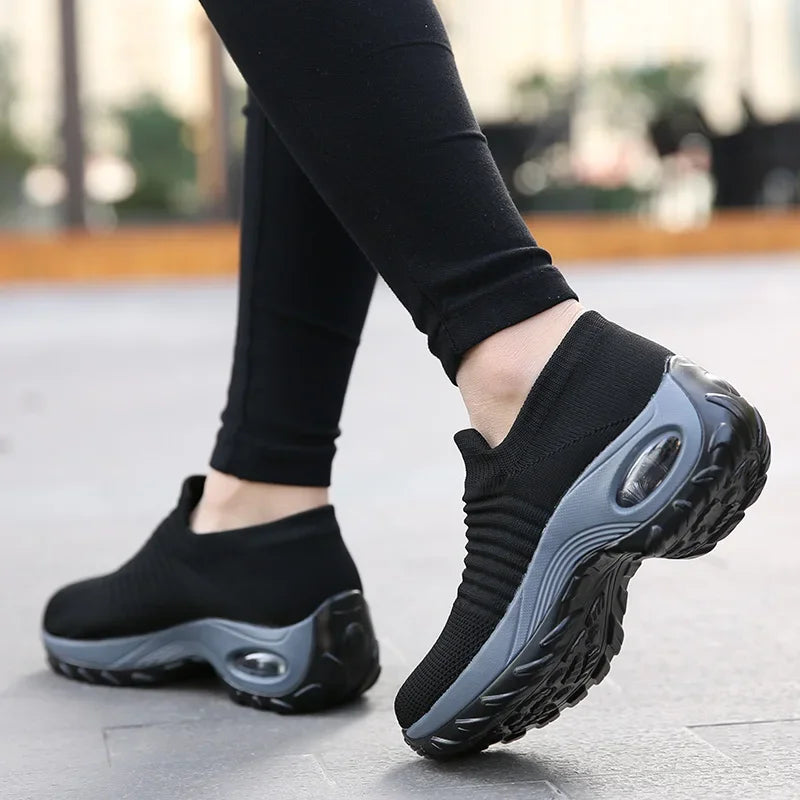 Women’s Breathable Mesh Slip-On Sneakers – Lightweight Casual Running Shoes with Cushioned Rubber Sole (Spring/Autumn)