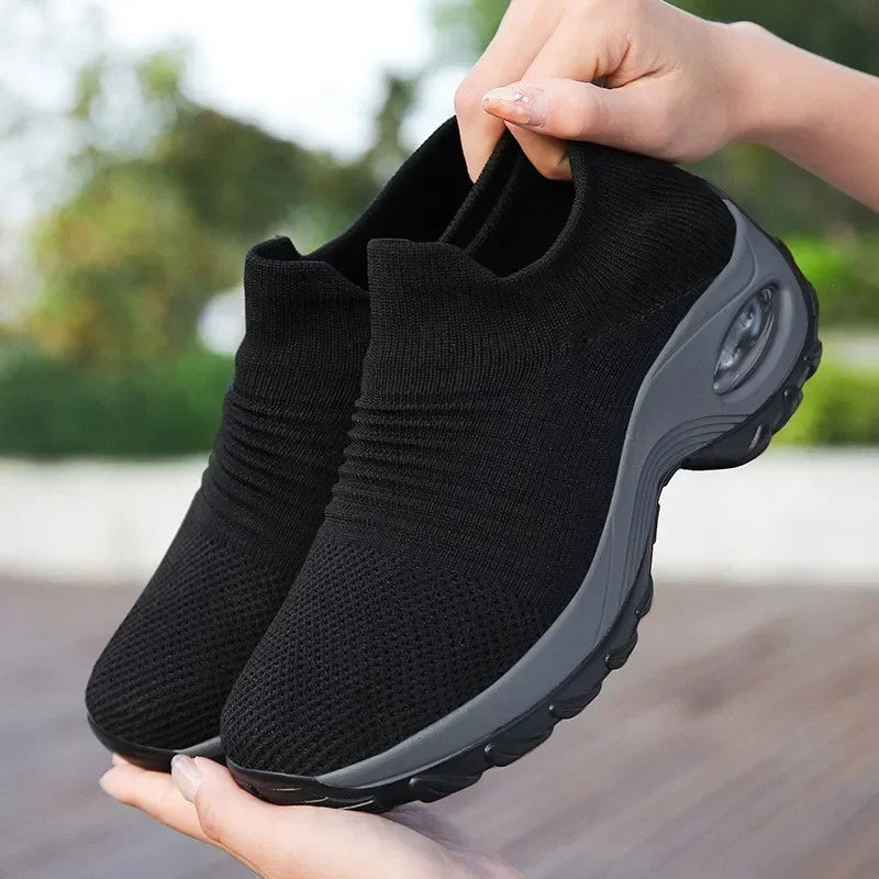 Women’s Breathable Mesh Slip-On Sneakers – Lightweight Casual Running Shoes with Cushioned Rubber Sole (Spring/Autumn)