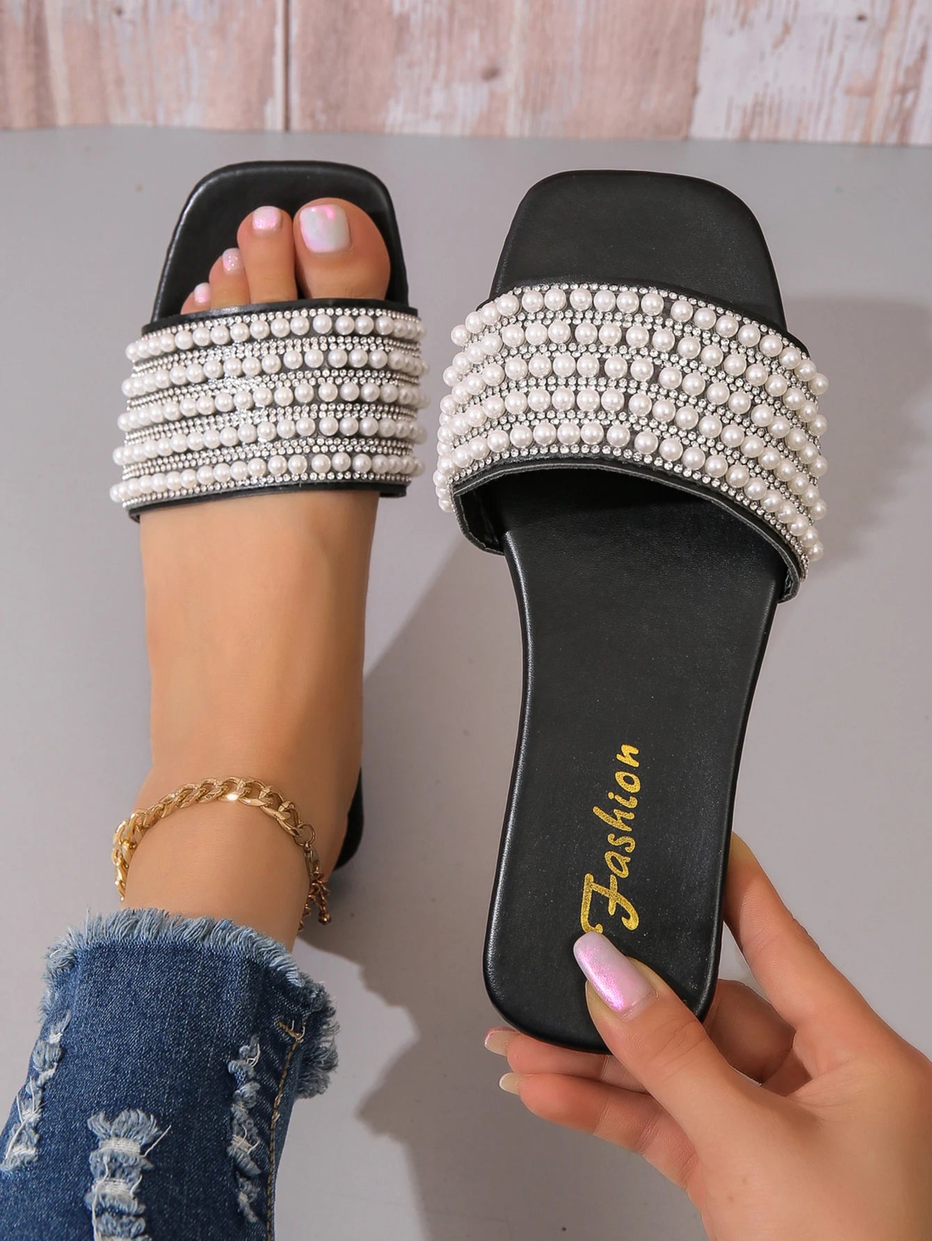 Women’s Flat Gladiator Sandals with Pearl & Rhinestone Decoration – Casual Slip-On Slippers