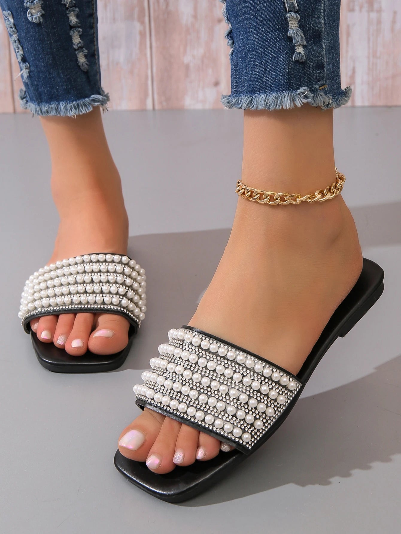 Women’s Flat Gladiator Sandals with Pearl & Rhinestone Decoration – Casual Slip-On Slippers
