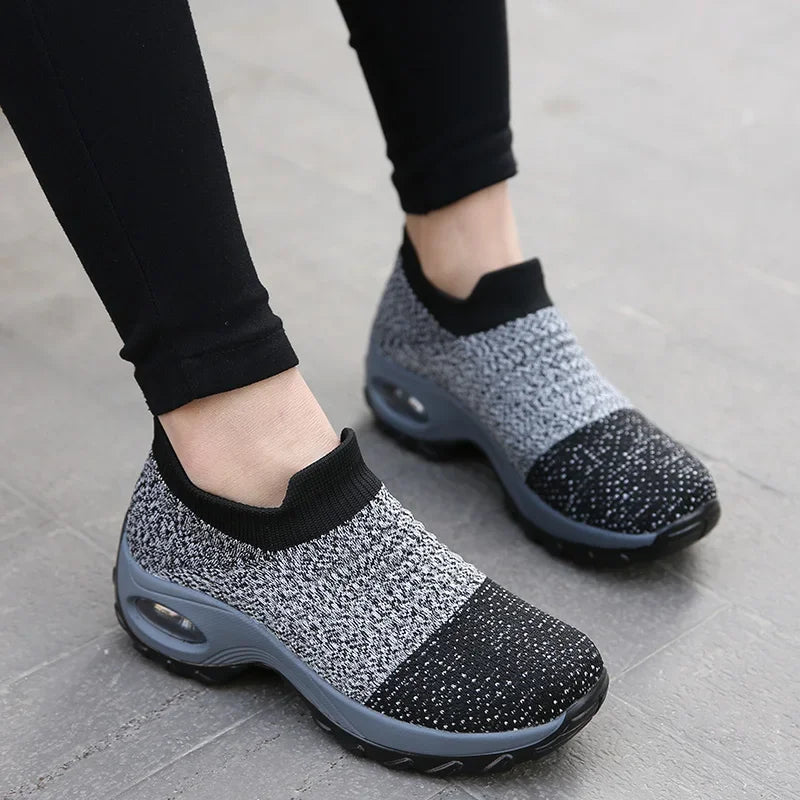 Women’s Breathable Mesh Slip-On Sneakers – Lightweight Casual Running Shoes with Cushioned Rubber Sole (Spring/Autumn)