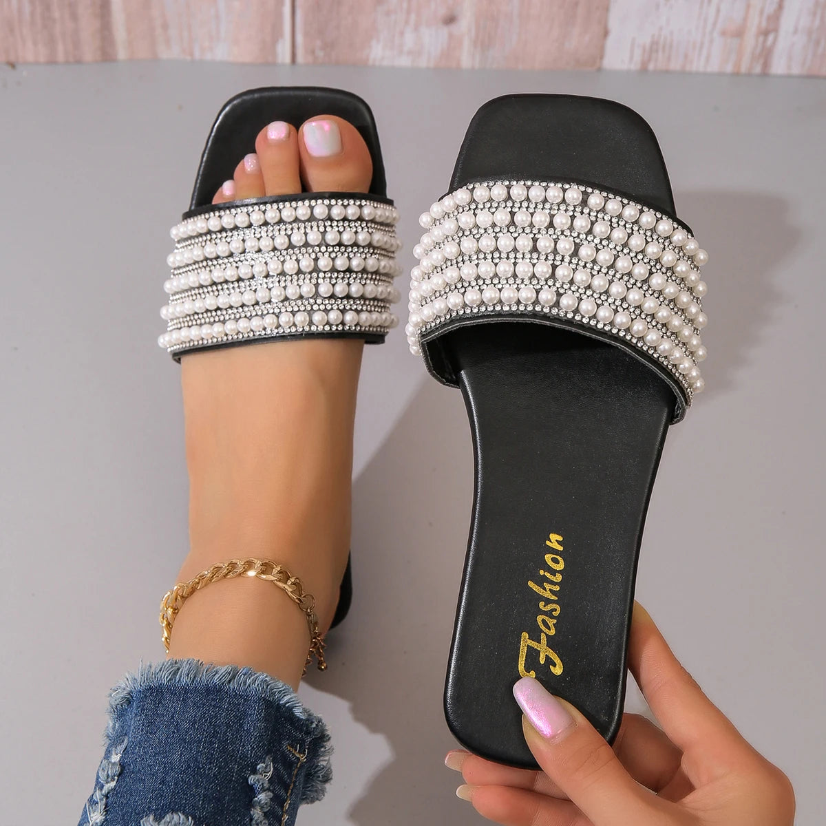 Women’s Flat Gladiator Sandals with Pearl & Rhinestone Decoration – Casual Slip-On Slippers